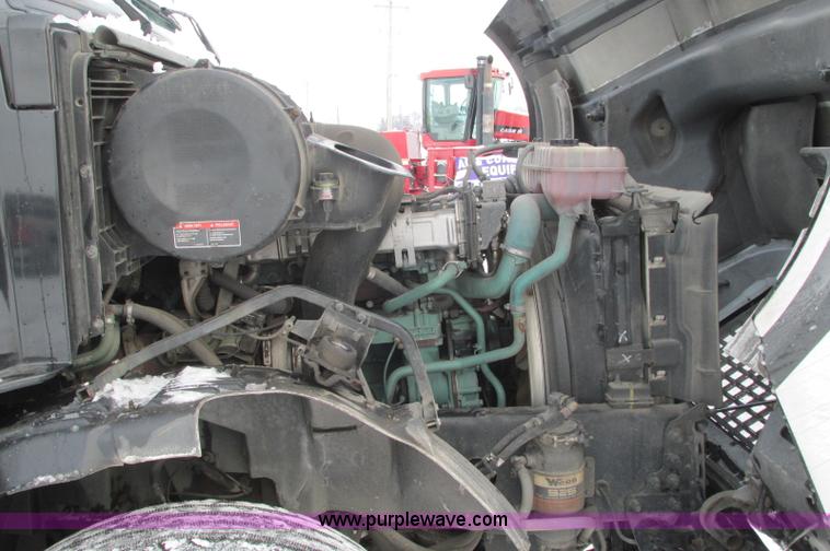 image for item E5240 2004 Volvo VNL 64T semi truck