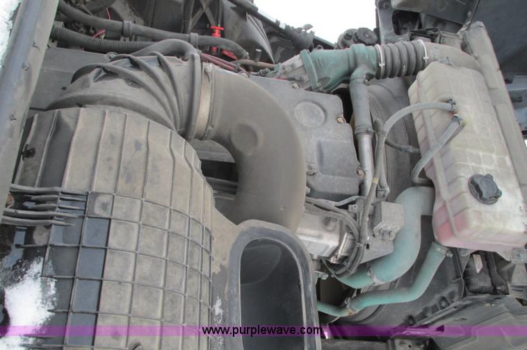 image for item E5240 2004 Volvo VNL 64T semi truck