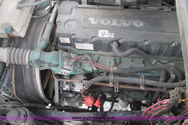 image for item E5240 2004 Volvo VNL 64T semi truck