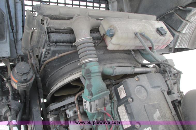 image for item E5240 2004 Volvo VNL 64T semi truck