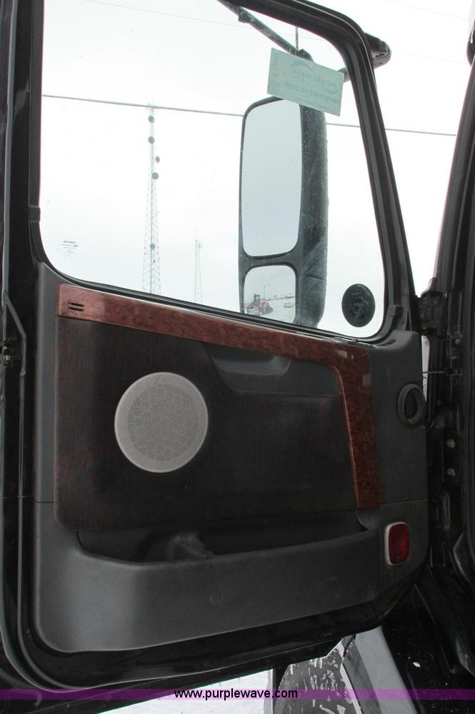 image for item E5240 2004 Volvo VNL 64T semi truck