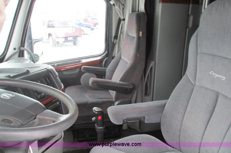 image for item E5240 2004 Volvo VNL 64T semi truck