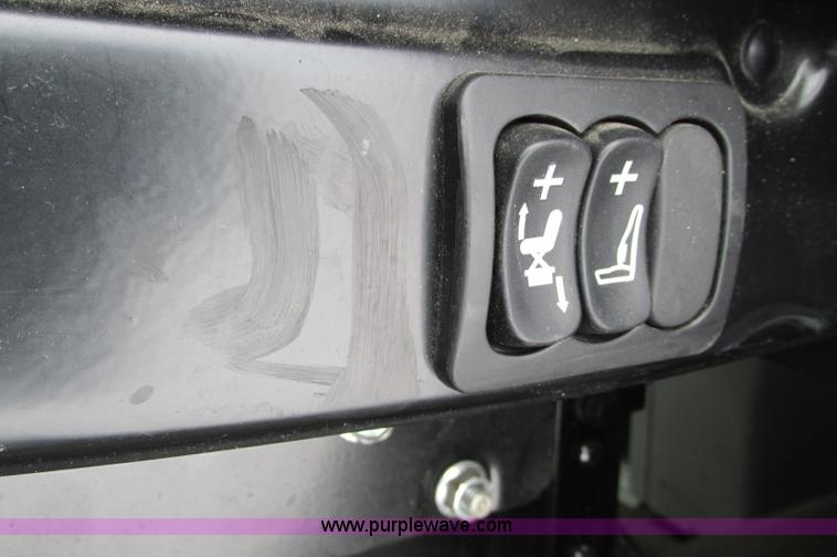 image for item E5240 2004 Volvo VNL 64T semi truck