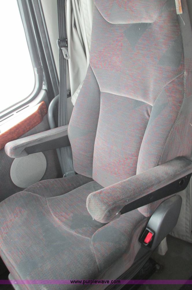 image for item E5240 2004 Volvo VNL 64T semi truck