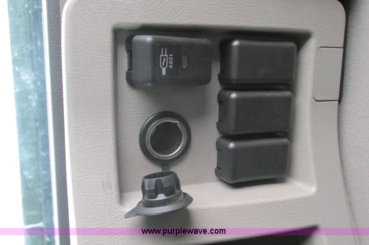 image for item E5240 2004 Volvo VNL 64T semi truck