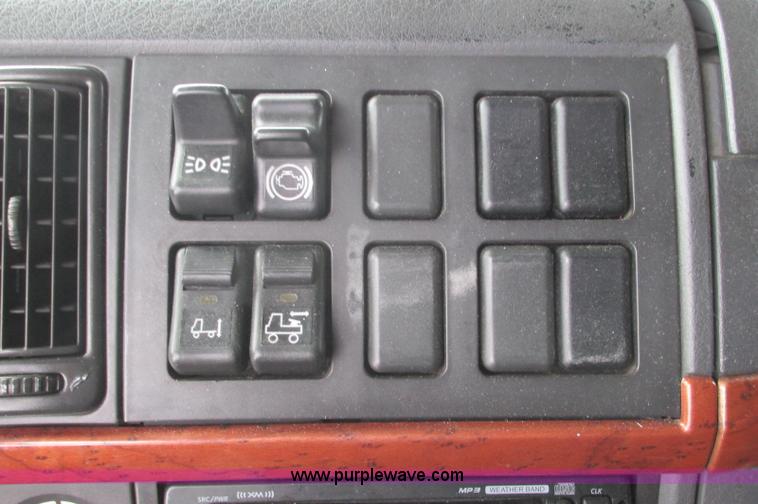 image for item E5240 2004 Volvo VNL 64T semi truck