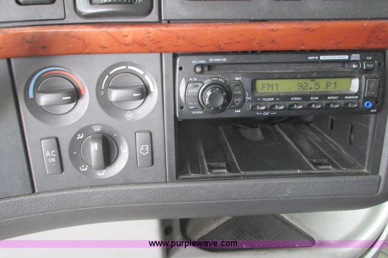 image for item E5240 2004 Volvo VNL 64T semi truck