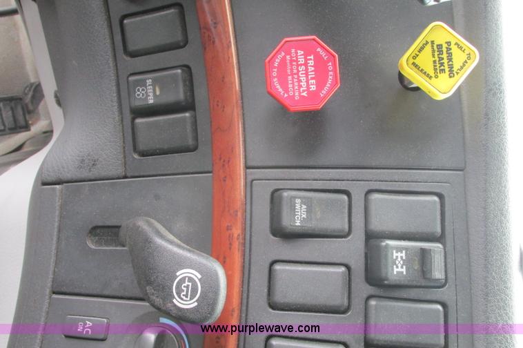 image for item E5240 2004 Volvo VNL 64T semi truck