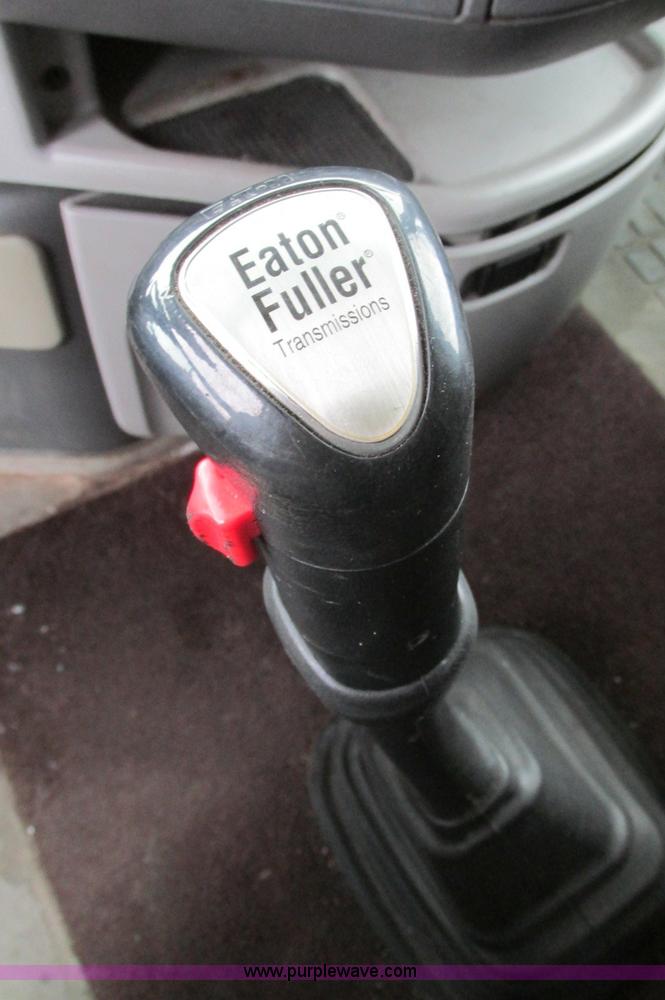 image for item E5240 2004 Volvo VNL 64T semi truck