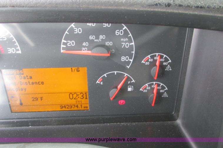 image for item E5240 2004 Volvo VNL 64T semi truck