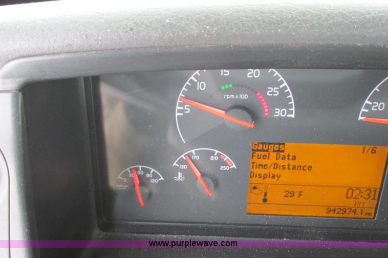 image for item E5240 2004 Volvo VNL 64T semi truck