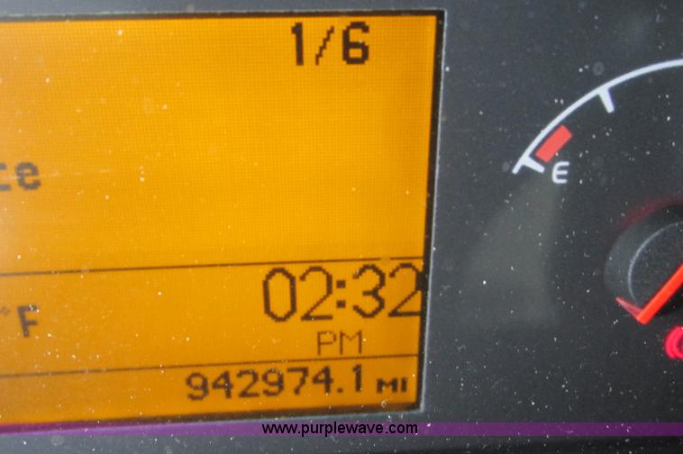 image for item E5240 2004 Volvo VNL 64T semi truck