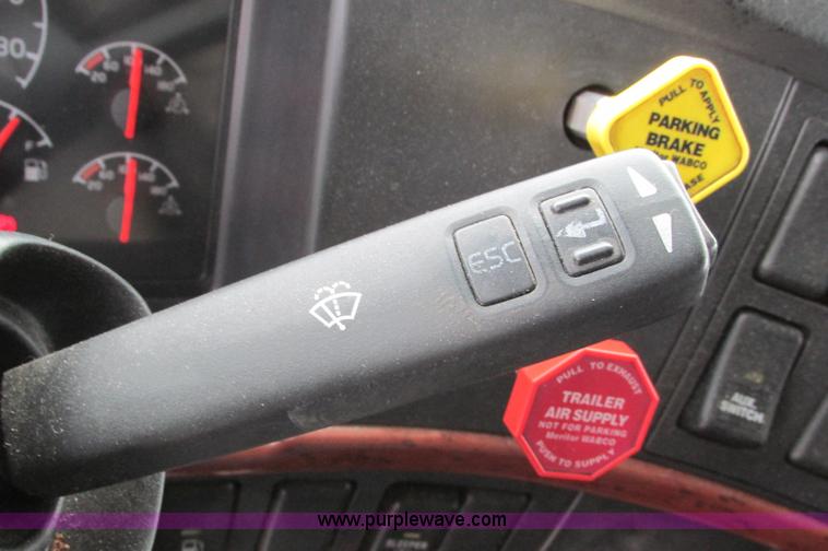 image for item E5240 2004 Volvo VNL 64T semi truck