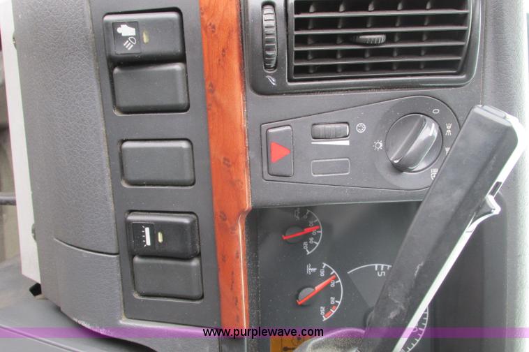 image for item E5240 2004 Volvo VNL 64T semi truck