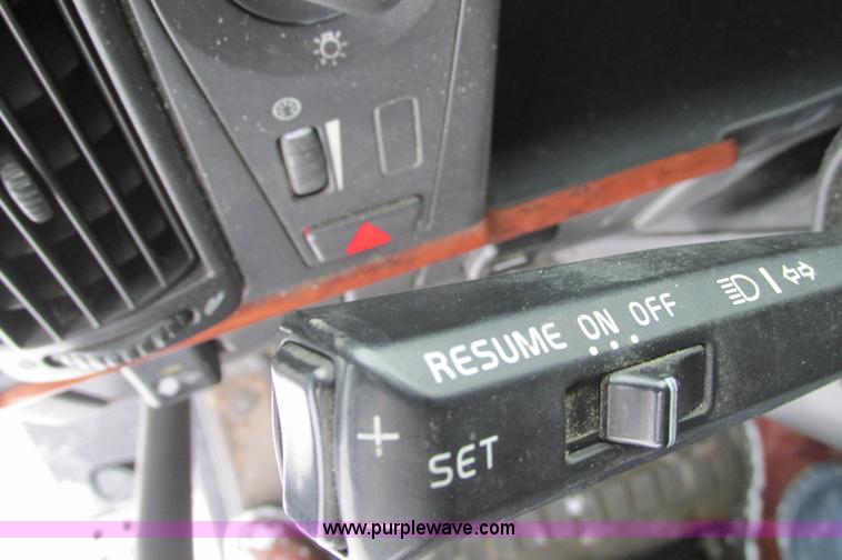 image for item E5240 2004 Volvo VNL 64T semi truck