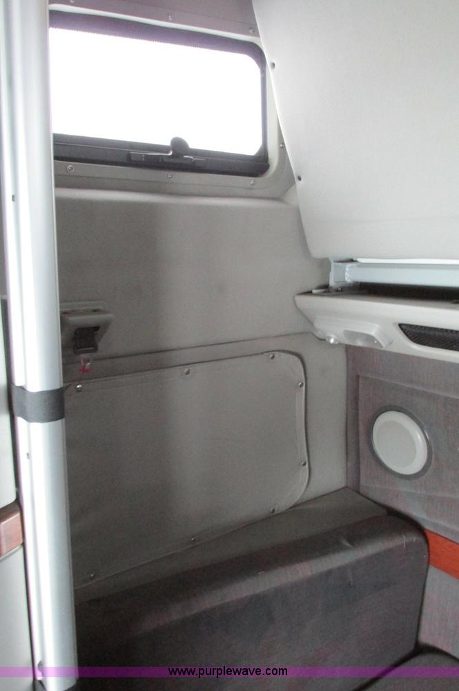 image for item E5240 2004 Volvo VNL 64T semi truck