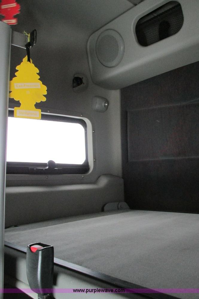 image for item E5240 2004 Volvo VNL 64T semi truck