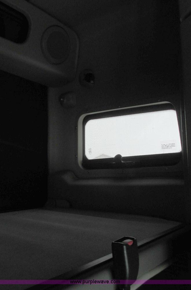 image for item E5240 2004 Volvo VNL 64T semi truck