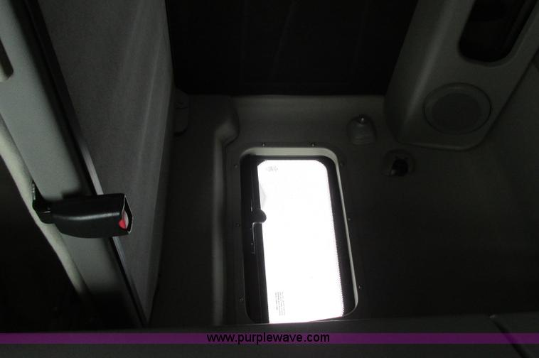 image for item E5240 2004 Volvo VNL 64T semi truck