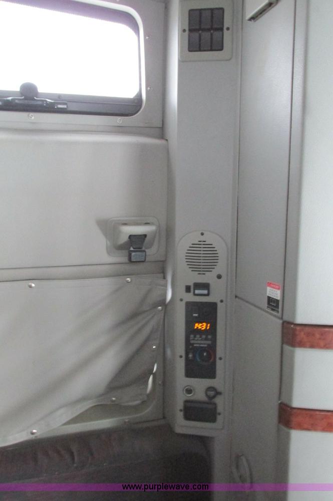 image for item E5240 2004 Volvo VNL 64T semi truck