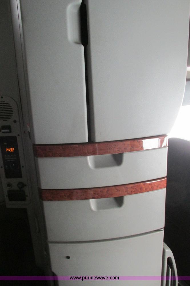 image for item E5240 2004 Volvo VNL 64T semi truck