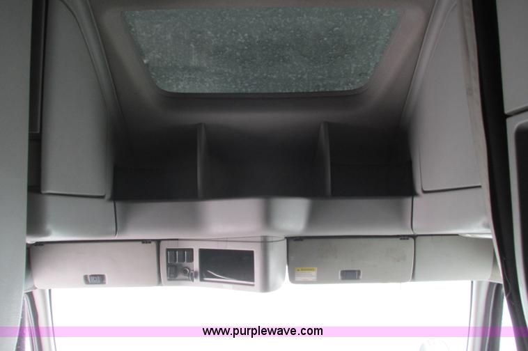 image for item E5240 2004 Volvo VNL 64T semi truck