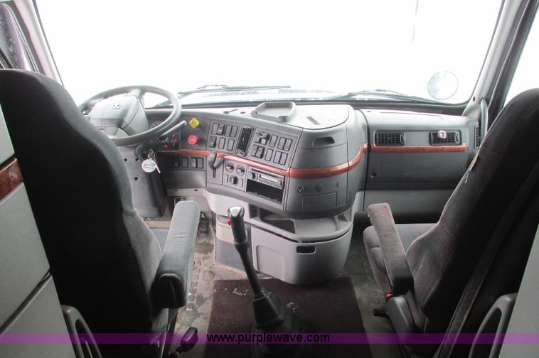 image for item E5240 2004 Volvo VNL 64T semi truck