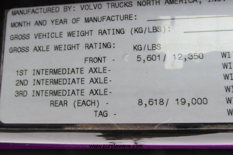 image for item E5240 2004 Volvo VNL 64T semi truck