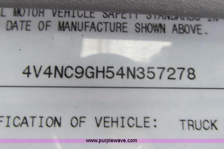 image for item E5240 2004 Volvo VNL 64T semi truck