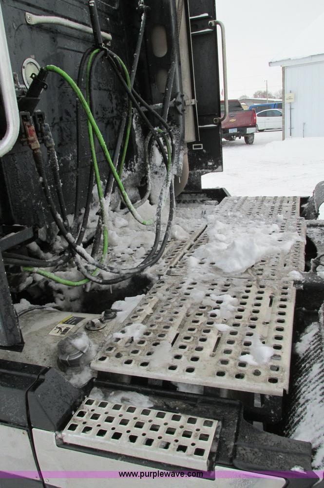 image for item E5240 2004 Volvo VNL 64T semi truck