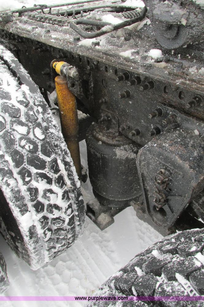 image for item E5240 2004 Volvo VNL 64T semi truck