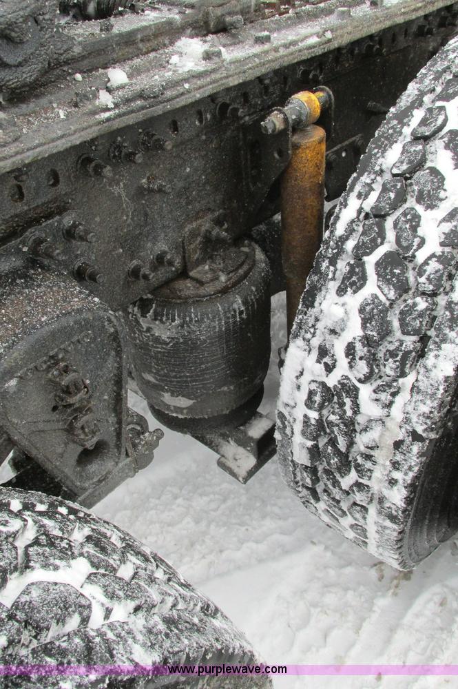 image for item E5240 2004 Volvo VNL 64T semi truck