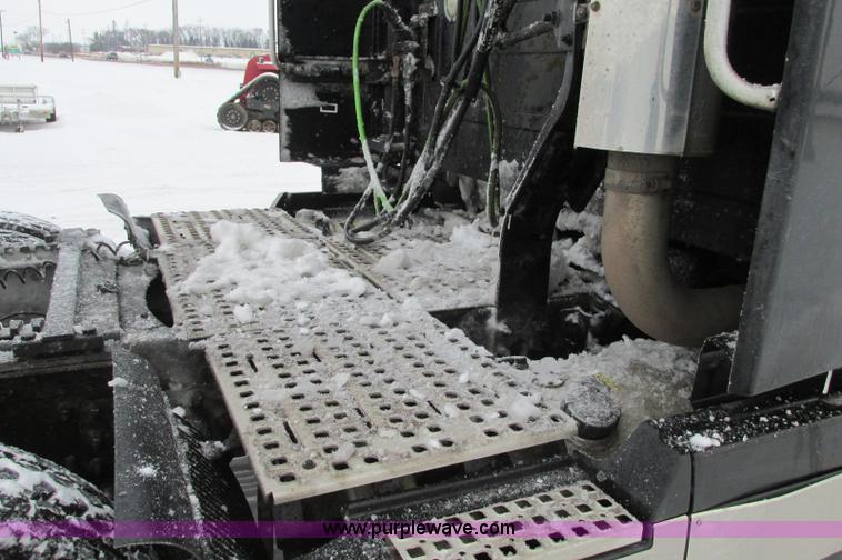 image for item E5240 2004 Volvo VNL 64T semi truck