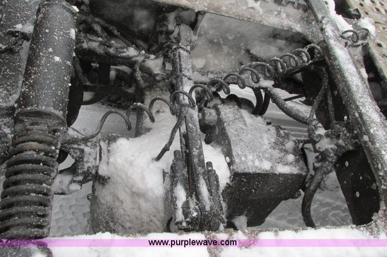 image for item E5240 2004 Volvo VNL 64T semi truck