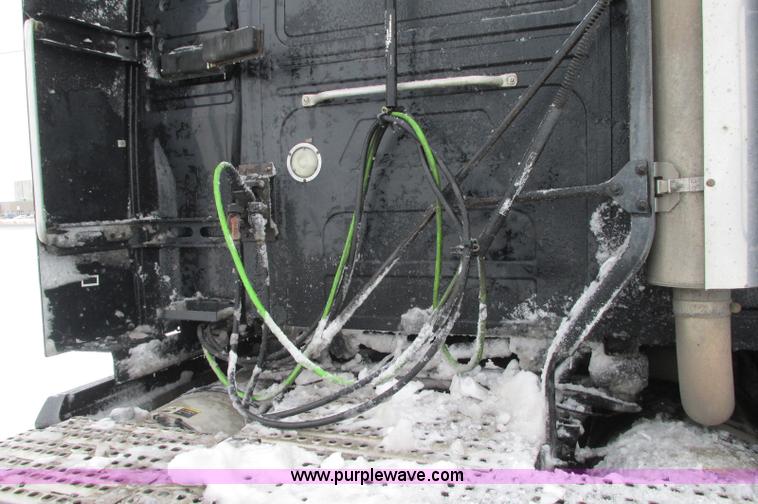 image for item E5240 2004 Volvo VNL 64T semi truck