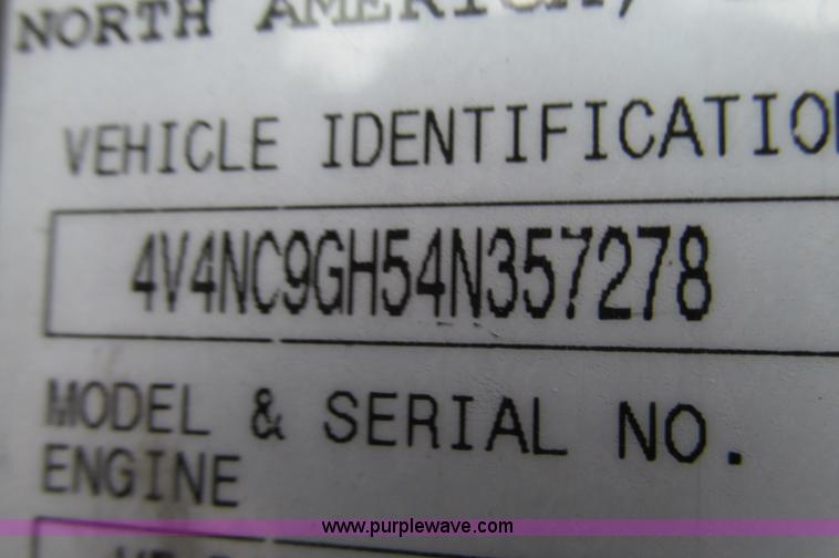 image for item E5240 2004 Volvo VNL 64T semi truck