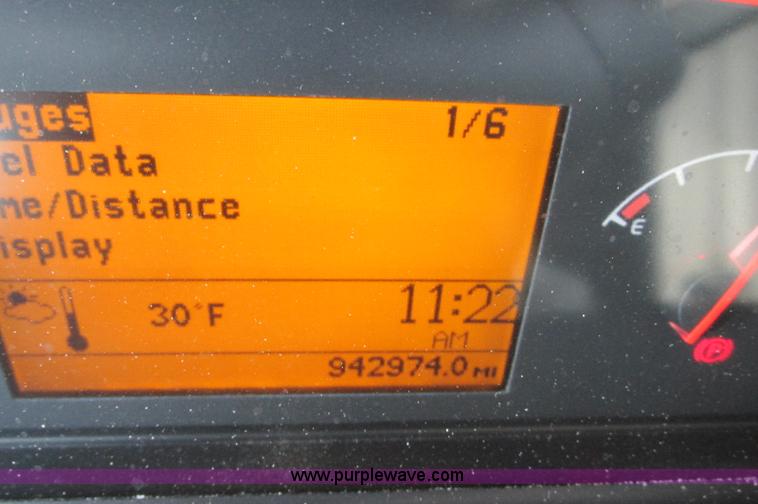 image for item E5240 2004 Volvo VNL 64T semi truck