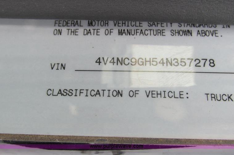 image for item E5240 2004 Volvo VNL 64T semi truck