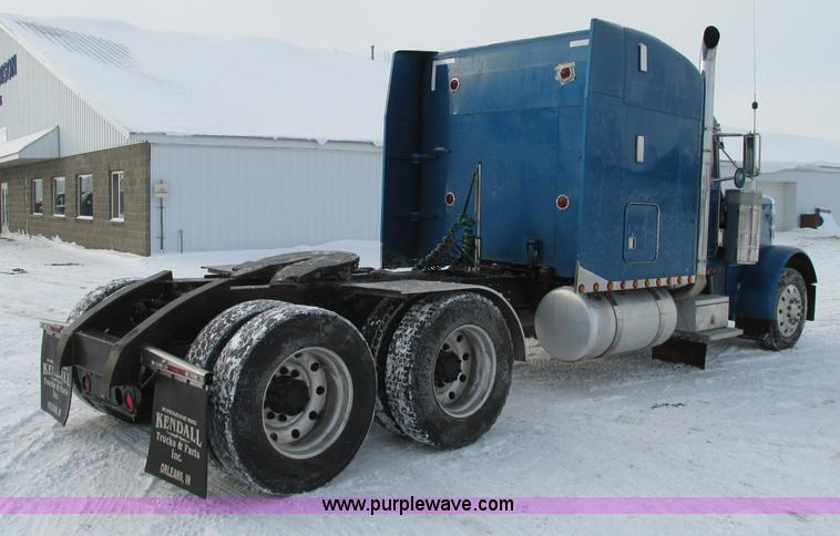 image for item E5241 2001 Peterbilt 379 semi truck