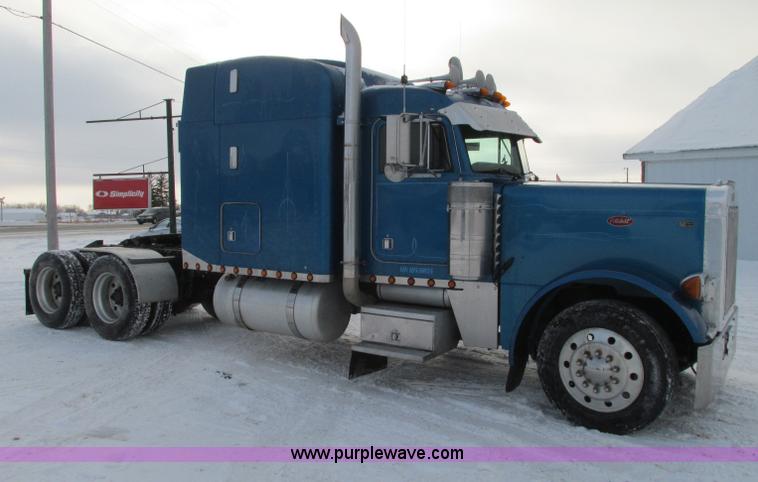 image for item E5241 2001 Peterbilt 379 semi truck