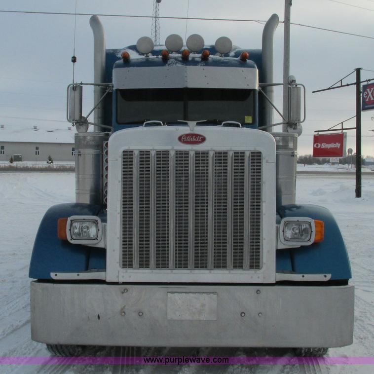 image for item E5241 2001 Peterbilt 379 semi truck