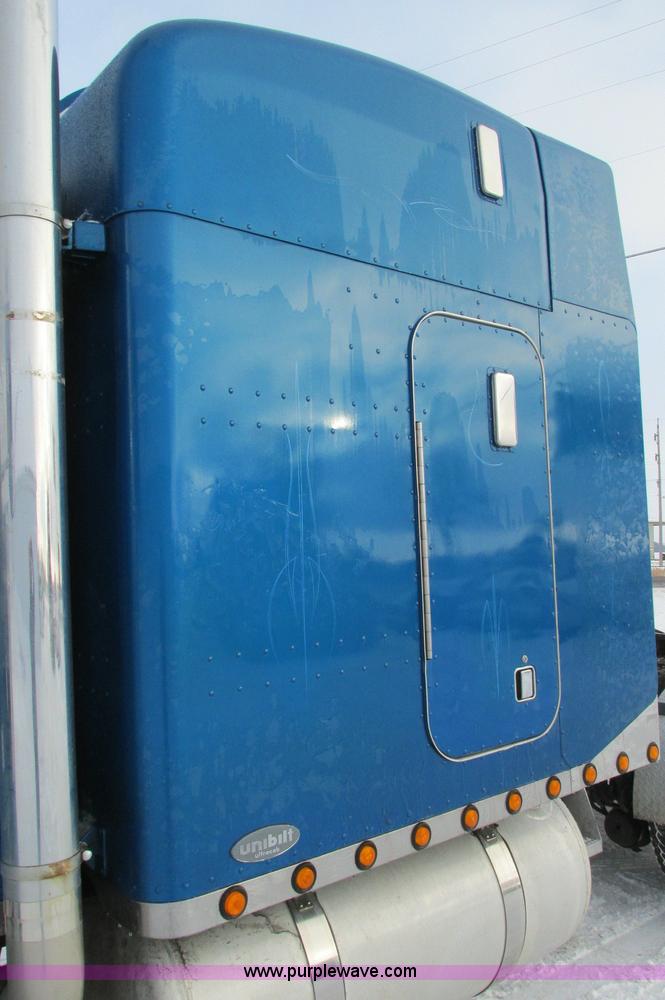 image for item E5241 2001 Peterbilt 379 semi truck