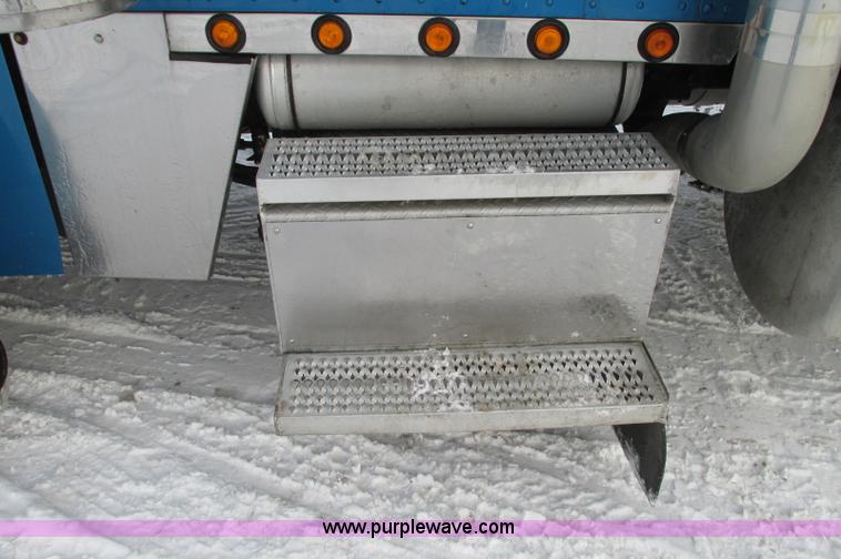 image for item E5241 2001 Peterbilt 379 semi truck