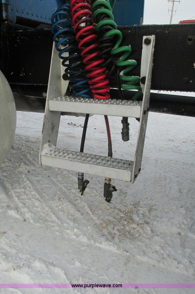 image for item E5241 2001 Peterbilt 379 semi truck