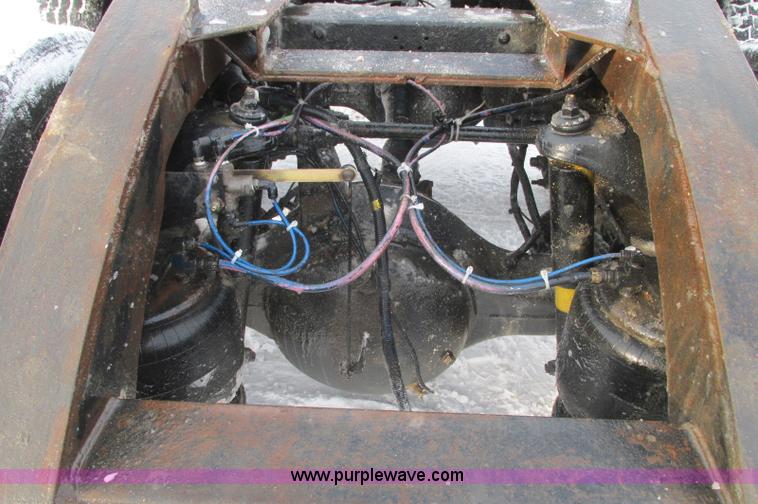 image for item E5241 2001 Peterbilt 379 semi truck