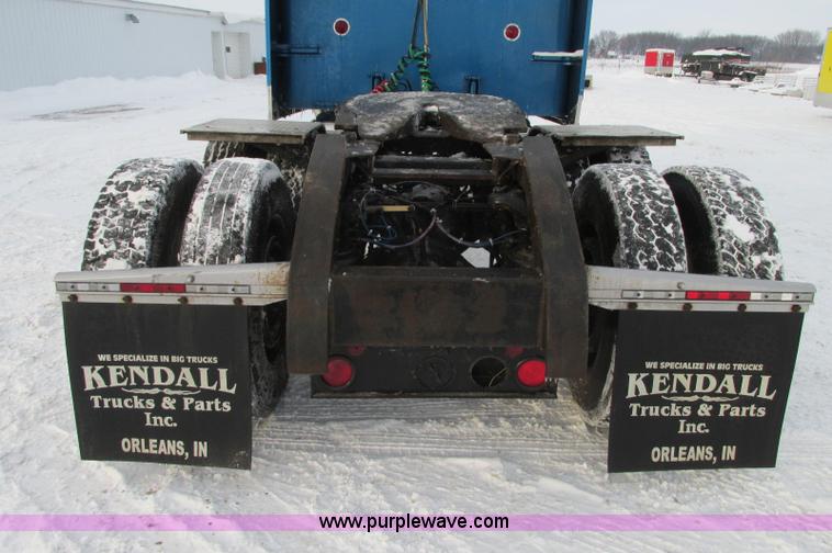 image for item E5241 2001 Peterbilt 379 semi truck