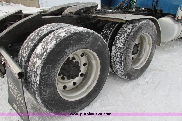 image for item E5241 2001 Peterbilt 379 semi truck