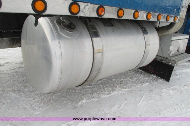 image for item E5241 2001 Peterbilt 379 semi truck