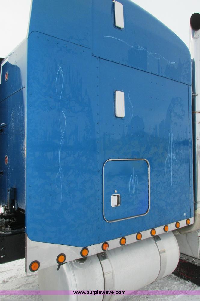 image for item E5241 2001 Peterbilt 379 semi truck