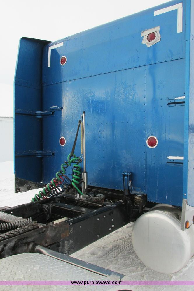 image for item E5241 2001 Peterbilt 379 semi truck